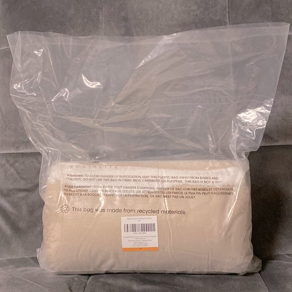 π Socialite Hooded Sherpa Throw - Picture 3 of 4